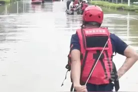 救援人员一人拉着皮划艇惹争议，救援队回应：是我们不让群众下船图片