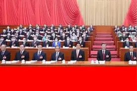 十四届全国人大一次会议在京开幕 习近平等在主席台就座图片