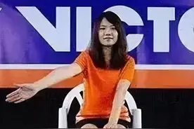 羽毛球裁判手势图解（美女真人版）图片