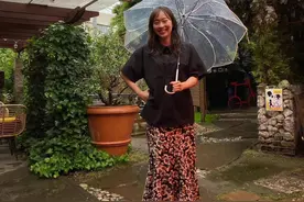 石川佳纯穿着凉鞋，在雨中打伞！29岁的日本女将，很有东方古典美图片