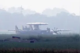 台军E-2K预警机机腹迫降着地，台媒：飞行员压力大“口到手不到”图片