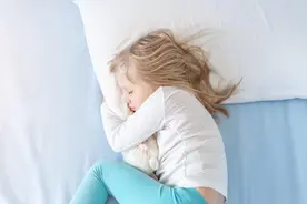 宝宝晚上老是翻来覆去睡不踏实，宝妈们要当心了图片