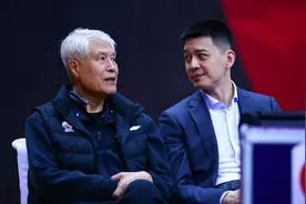泪目！82岁蒋兴权将至尊鼎交于杨鸣手中，郭艾伦赵继伟被感动了图片
