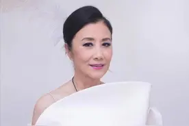 突发！汪明荃日本旅游回国不幸确诊，紧急暂停所有工作正在休息图片