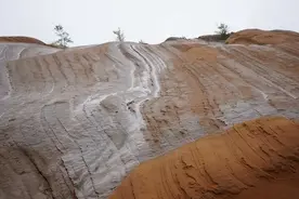 景区最震惊一幕曝光：那个爬上丹霞地貌拍照打卡的游客，到底有多自私？图片