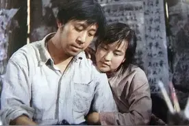 2002年，刘晓庆因“偷税”入狱后，姜文托人给她带了一条丝巾。图片