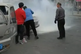 面包车街头自燃 ，97路驾驶员拎着灭火器冲了上去图片