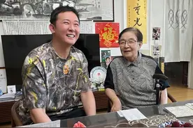 50岁汪正正探望恩师谷建芬，面部肿胀大变样，女儿刚考上美国名校图片