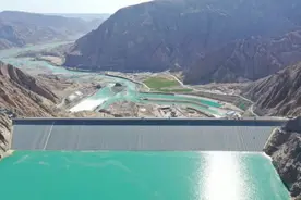 在戈壁建大坝值不值？投资上百亿的“新疆三峡”为当地带来了什么？图片