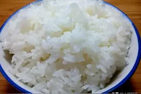 煮米饭只会加水，难怪不好吃！牢记5个技巧，颗粒分明，松软甜香图片
