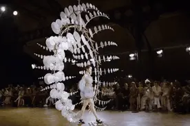 是心动？是风动？是雕塑在动图片
