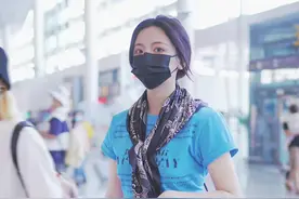 杨超越私服解析，蓝色短T搭配百褶短裙，甜美可爱又清爽图片