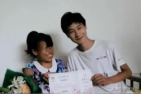 那个照顾瘫痪母亲，考上清华的状元男孩，活成了这样图片