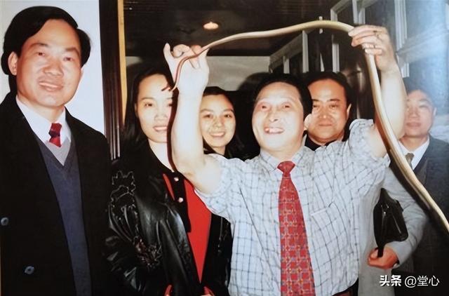 王林的情妇雷帆,前妻张七凤谋划向办案民警钟伟行贿200万元,两人频繁