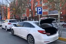 交警提醒：2022年起，严查汽车盖停行为，违者最高罚款2000元图片