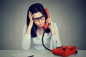 高校女教师带着瘫痪的妈妈读完博士，如今31岁，男友不敢娶她图片