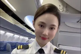 67岁成龙和空姐亲密合影，索要地址送礼物引争议，空姐颜值惊艳图片