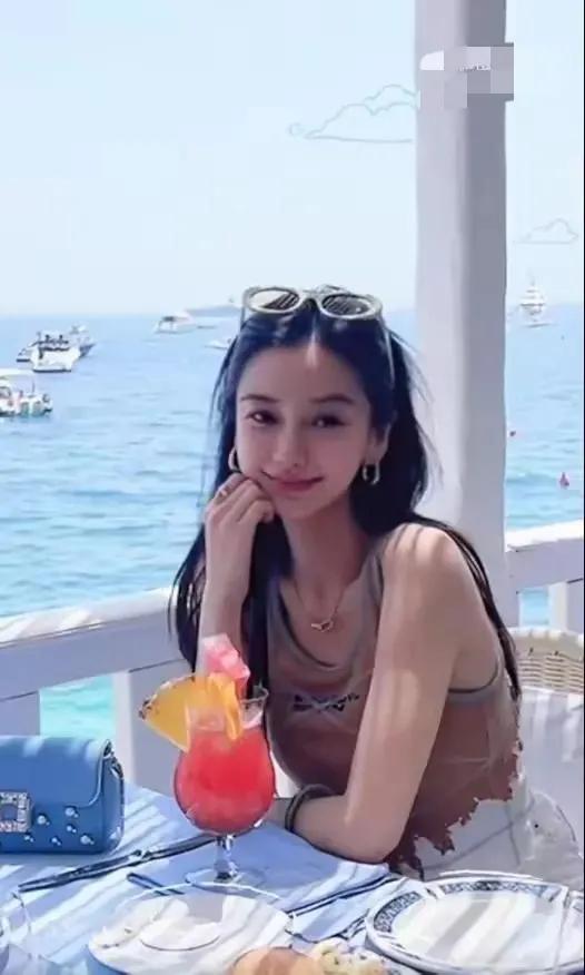 震惊：杨颖与贾世凯意大利度假曝光！海滩尽情享受引发网友热议！