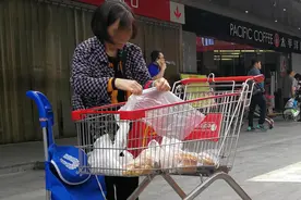 超市的免费塑料袋，别再随意扯回家用了，如何安全地挑选塑料袋？图片