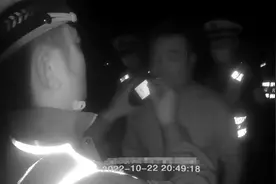 别侥幸！男子不听老人劝阻 醉驾被查悔不当初图片