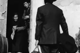 台湾老兵回乡探亲，睡在母亲床边，妻子：你要是为难，别回来了图片