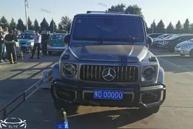内蒙古赤峰大老板来保养车，三辆豪车价值千万，车牌自带气场图片