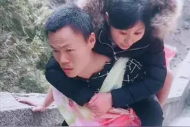 2009年女子翻墙摔截瘫，男友租5平房子照顾，连续四年背她爬泰山图片