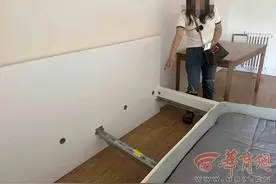 女子收房不再续租，约定的家具家电保留，一开门却发现房间几乎被搬空图片