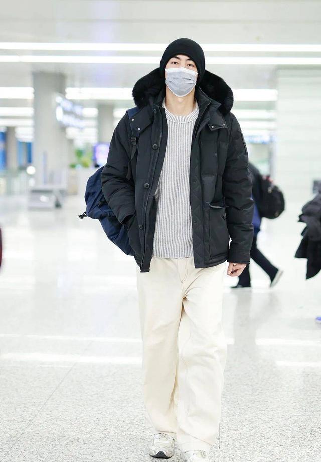 35岁男人穿搭 真实照片大全,35岁黄轩低调帅气,而且很会穿,经典款就能