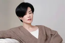 王菲终于换新发型，短发烫卷还做了齐刘海，和男友人同框不像52岁图片