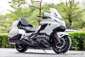 巡航摩托车天花板-落地50W的本田金翼图片