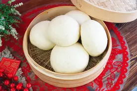 蒸馒头时，冷水蒸还是热水蒸好？牢记这4点，馒头暄软白胖又香甜图片