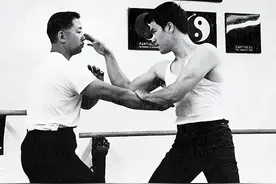 李小龙到底有没有实战能力？1967年实战视频流出，出拳快到模糊图片