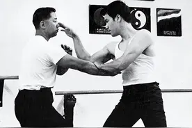 李小龙到底有没有实战能力？1967年实战视频流出，出拳快到模糊图片