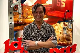 64岁富豪洪永时现身香港，嘴叼烟打扮土豪，乘豪车出巡四处给小费图片