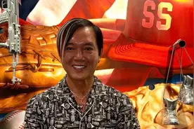 64岁富豪洪永时现身香港，嘴叼烟打扮土豪，乘豪车出巡四处给小费图片