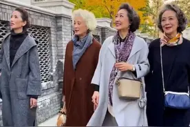 上了年纪不必刻意扮嫩，学75岁奶奶穿“大衣+烟管裤”，老得优雅图片