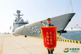 女子随车深陷河中，“海军蓝”及时伸出援救之手图片