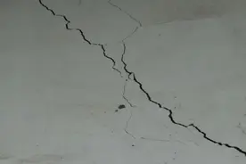 房屋墙体出现裂缝有危险吗图片
