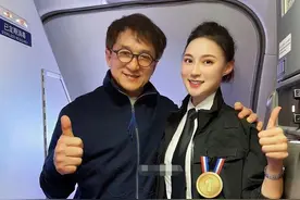 67岁成龙与空姐亲密合照被爆索要地址送礼物引来大批网民留言炮轰图片