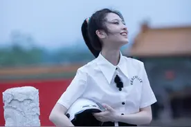 张慧雯扎高马尾，身穿白色短衬衫搭配阔腿牛仔裤，又甜又酷图片