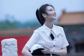 张慧雯扎高马尾，身穿白色短衬衫搭配阔腿牛仔裤，又甜又酷图片