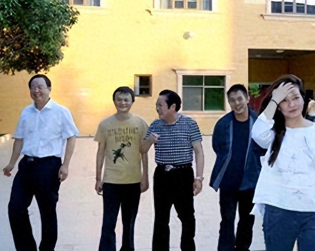 大师王林为几十名女星"床上开光"，一丝不挂用酒画符，场面炸裂！