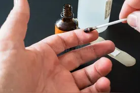 这两种消毒药名字差不多，但用错了可能会腐蚀皮肤图片