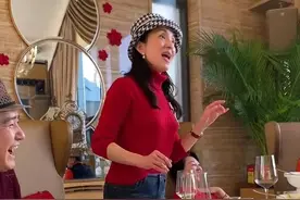 48岁汤灿消失多年后现身，与友人聚餐心情好，容貌变化很大图片