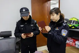 “走，骑上摩托去送证！”图片