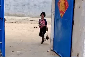 河南一女孩跟舅舅下塘摸鱼，老妈气得要揍她，网友：梦中的童年图片