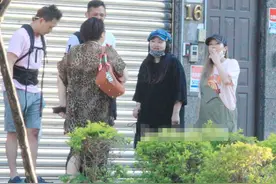 38岁女星怀孕7个月当街抽烟！与家人吞云吐雾，妈妈曾因肺癌去世图片