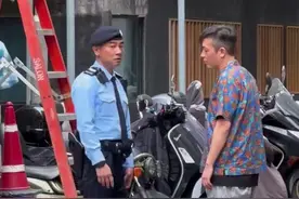 42岁陈冠希偶遇55岁陈小春，憔悴老态身形佝偻，曾都是张柏芝前任图片