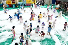 降温解暑！太原一幼儿园上演欢乐泡泡趴图片